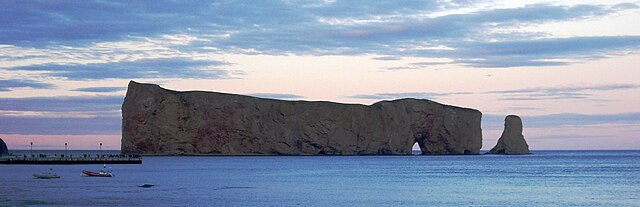 Vue panoramique du Rocher Percé à Percé.