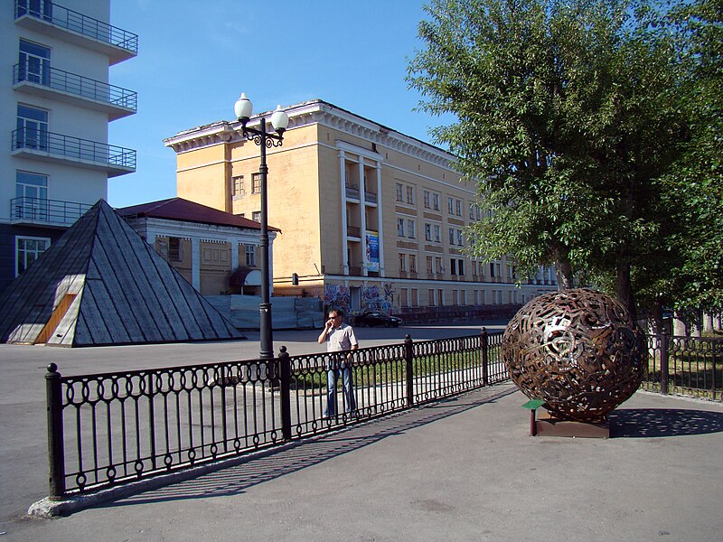 File:Perm Pyramid & Egg at Okulov Street.jpg