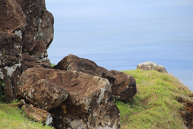 An example of the abundant petroglyphs in Orongo, Rapa Nui associated with the tangata manu cult of Makemake. Rongorongo does not appear in any of these petroglyphs.
