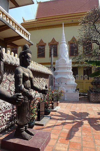 File:Phnom Penh, Wat Ounalom, (5).jpg