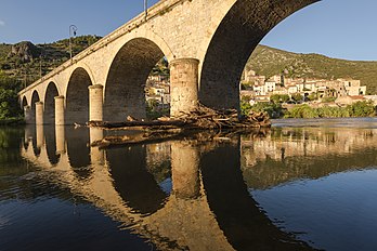 Ponte de sete arcos sobre o rio Orb datada de 1870. Ao fundo vê-se parte da comuna francesa de Roquebrun, em Hérault. (definição 7 244 × 4 834)