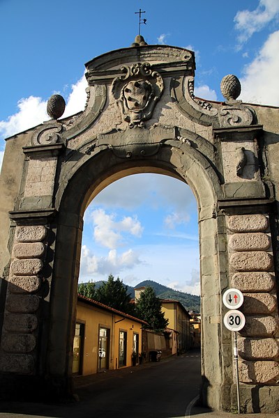 File:Porta Fiorentina (Pescia) 03.jpg