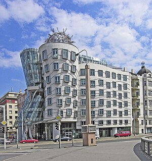 הבית הרוקד הוא כינויו של בית משרדים השוכן בפראג. מקור ההשראה של האדריכלים היה צמד הרקדנים המפורסמים ג'ינג'ר רוג'רס ופרד אסטר.