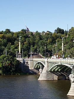 A jobbparti hídfő két Niké-oszloppal és a Nyári kertekkel