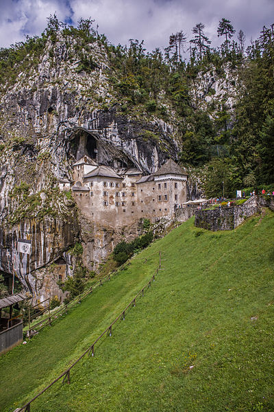 File:Predjama Castle (18200690651).jpg