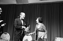 הנשיא ג'רלד פורד (משמאל) עם כתבת הבית הלבן הלן תומאס בארוחת הערב של תא כתבי הבית הלבן שהתקיימה ב-1975