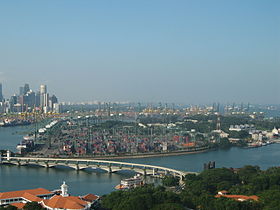 Pulau Brani aan de rechterkant van de haven van Keppel