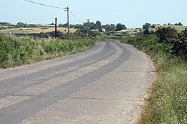 De R750 als betonnen weg zonder wegmarkeringen ten zuiden van Brittas Bay