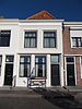 Huis met gepleisterde lijstgevel