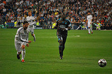 Niang (en noir) lors du match Real Madrid-Olympique de Marseille (Ligue des champions 2009-2010).