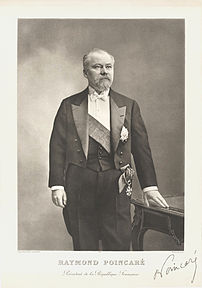 Portrait officiel dédicacé de Raymond Poincaré, président de la République française de 1913 à 1920. (définition réelle 3 964 × 5 642)