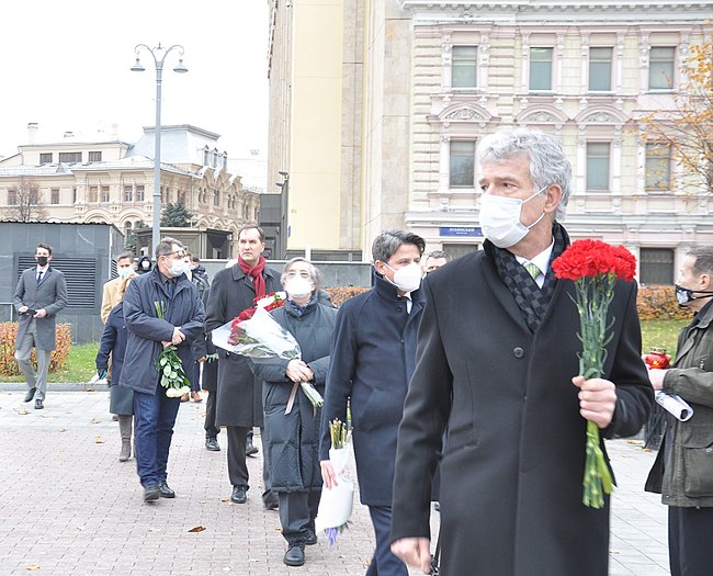 Цветы от дипломатических представительств