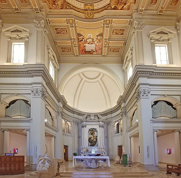 File:Roma, Policlinico Gemelli, chiesa centrale del Sacro Cuore - Presbiterio, organo e abside.jpg