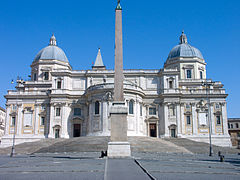 Обелиск на Эсквилинской площади. Северо-западный фасад базилики (1673—1680. Архитектор К. Райнальди)