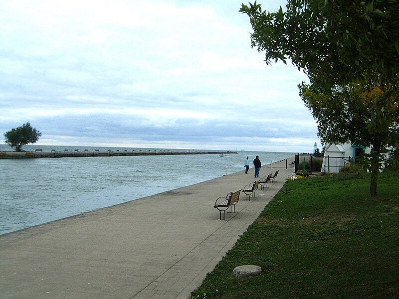 File:Rrl sidewalk view toward lighthouse.jpg