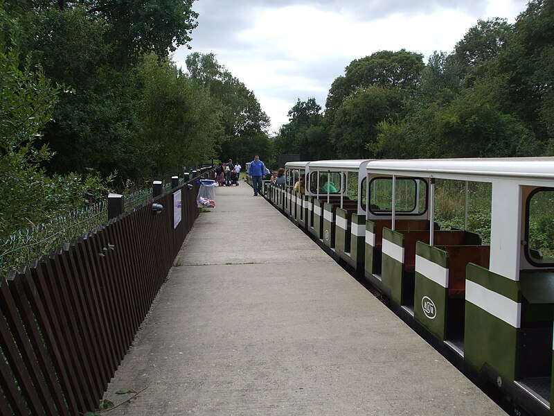 File:Ruislip Lido stn look south.JPG