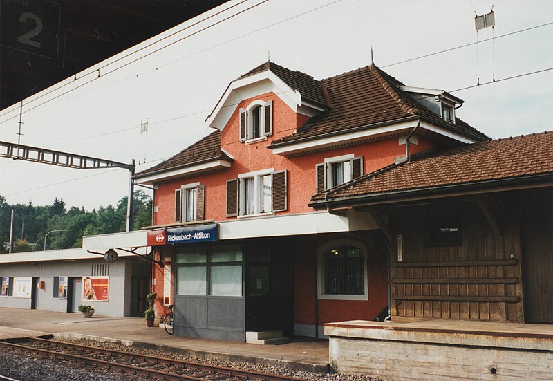 File:SBB Historic - F 122 00846 004 - Rickenbach-Attikon Stationsgebaeude mit Gueterschuppen Bahnseite.jpg