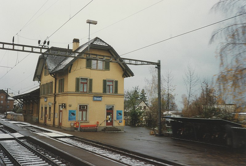 File:SBB Historic - F 122 01027 006 - Staad Stationsgebaeude mit Gueterschuppen Bahnseite.jpg