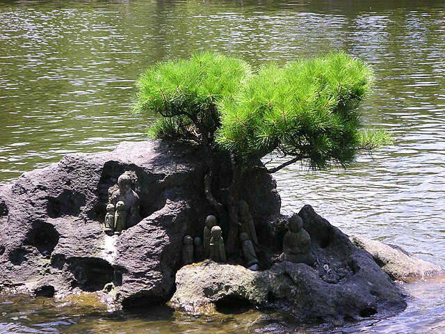 640px-Sadouga_shima_temple_bonsai_sculpture.jpg