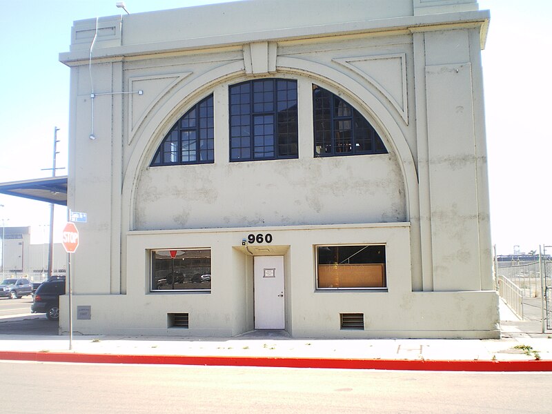 File:Santa Fe Freight Depot (North side), Los Angeles.jpg