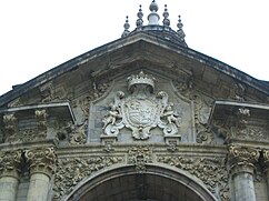 Escudo de los Borbones sobre la entrada.