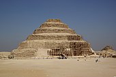 Piramida lui Djoser de la Saqqara, 2667–2648 î.Hr, proiectată de Imhotep, cea mai cunoscută piramidă în trepte din Egipt