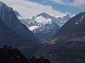 Blick von Bludenz auf den Wildberg (Mitte) nach einem Spätwintereinbruch