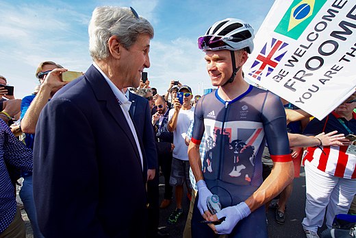 Secretary Kerry Chats With Tour De France Winner and U.K. Olympian Chris Froome (28803999145).jpg