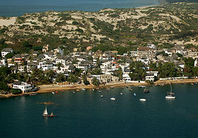 Lamu Adası'ndaki Shela'nın havadan görünümü.