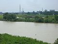 国道41号（空港線）の新川中橋から見た洗堰。堰の形状に合わせて堤防道路も一旦低くなっている。