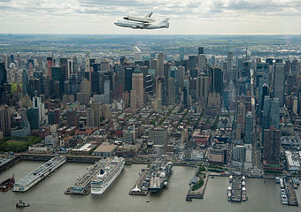 Ruimtependeltuig Enterprise word na New York vervoer.