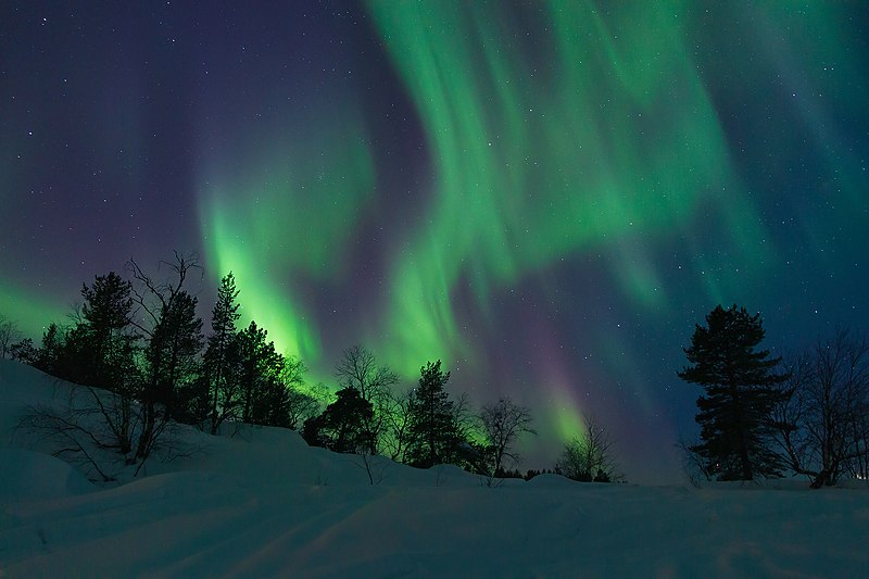 File:Slightly swirly northern lights bands above Vuopajanniemi, Inari, Lapland, Finland, 2018 March.jpg