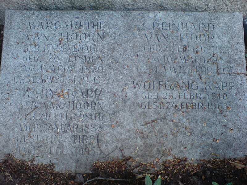 File:Stadtfriedhof Engesohde Abt. 25 A Nr. 8 B + C Margarethe Knoevenagel Reinhard van Hoorn Wolfgang Kapp Mary.jpg