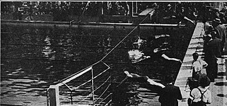 Photographie noir et blanc de nageuses plongeant dans une piscine