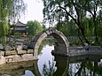 Ruine einer Steinbrücke im 1860 weitgehend zerstörten Alten Sommerpalast in Peking