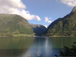 Sunndal sett från Maurangerfjorden.