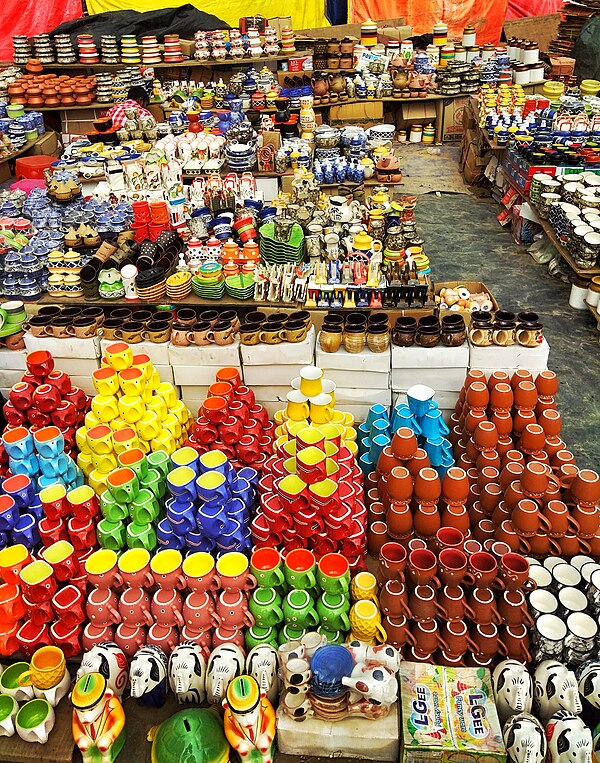 In this image you can see the crockery which is for sale in Suraj Kund mela.