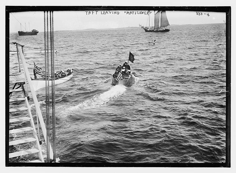 File:Taft in small craft leaving "Mayflower" LCCN2014684226.jpg