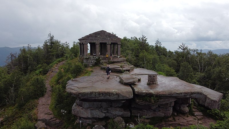 File:Temple du Donon.jpg