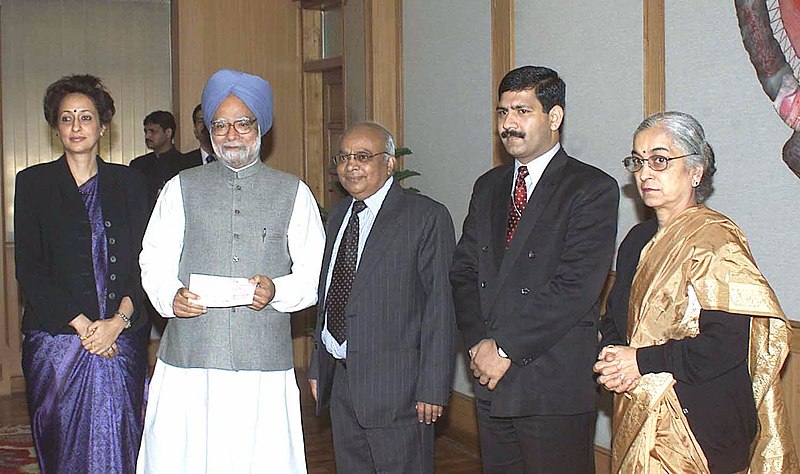 File:The Director of AIIMS, Dr. Venugopal presented a cheque to the Prime Minister, Dr. Manmohan Singh, towards the Prime Minister’s National Relief Fund in New Delhi on February 9, 2005.jpg