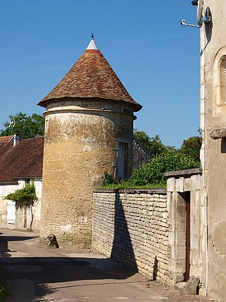 Dovecote of Thury's village castle Thury-FR-89-pigeonnier-03.jpg