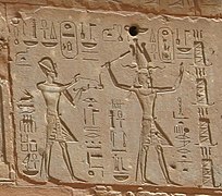 Thoutmôsis III (à gauche) et Hatchepsout (à droite) représentés sur les murs de la chapelle rouge à Karnak.
