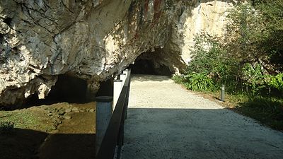 Entrance to the cave Tito Bustillo entrada.JPG