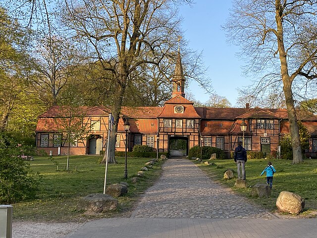 Liegt dem Herrenhaus gegenüber