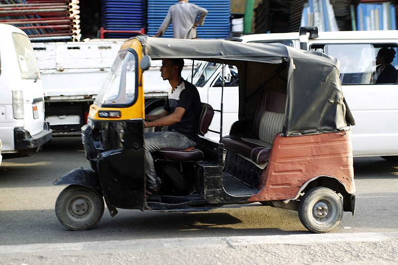 File:Tricycle dans les rues du Caire.jpg