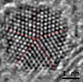 Een vijf-assige tweeling, afbeelding gemaakt met een transmissie-elektronenmicroscoop.