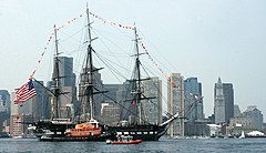 Корабль USS Constitution в Бостонской бухте