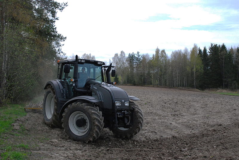 File:Valtra T183 turning.JPG