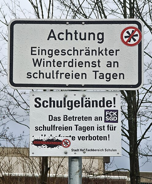 File:Vandalisiertes Verbotsschild mit Zusatzzeichen 20240103 113905.jpg