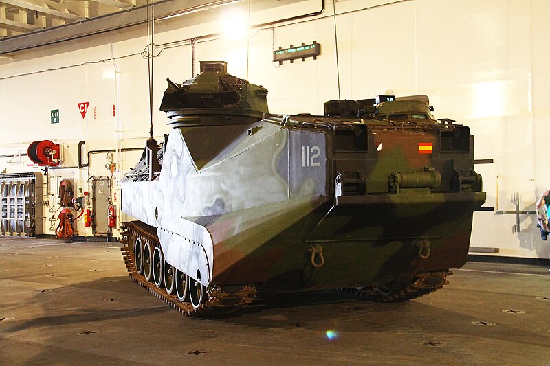 File:Vehículo blindado anfibio AAV-7 de la Infantería de Marina española en el garaje del L-61 (35102670485).jpg